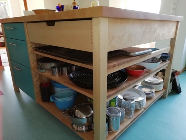 Küche in massiver Birke, mit lackierten Fronten Kücheninsel ALAN themawohnen