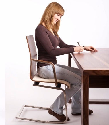 moizi-freischwinger-sitzen ergonomisch gut sitzen ALAN themaWOHNEN