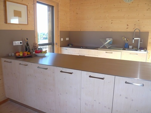 Küche mit weißlasierter Fichtefrontund Granitarbeitsplatte
